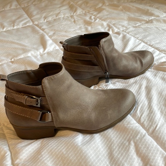 Size 7.5 Lauren Blackwell Tan Booties - Picture 1 of 1